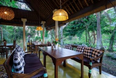 Restaurant room next to the Sidemen river